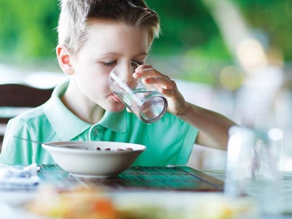 Старый миф: Диетолог рассказала, можно ли пить воду во время еды
