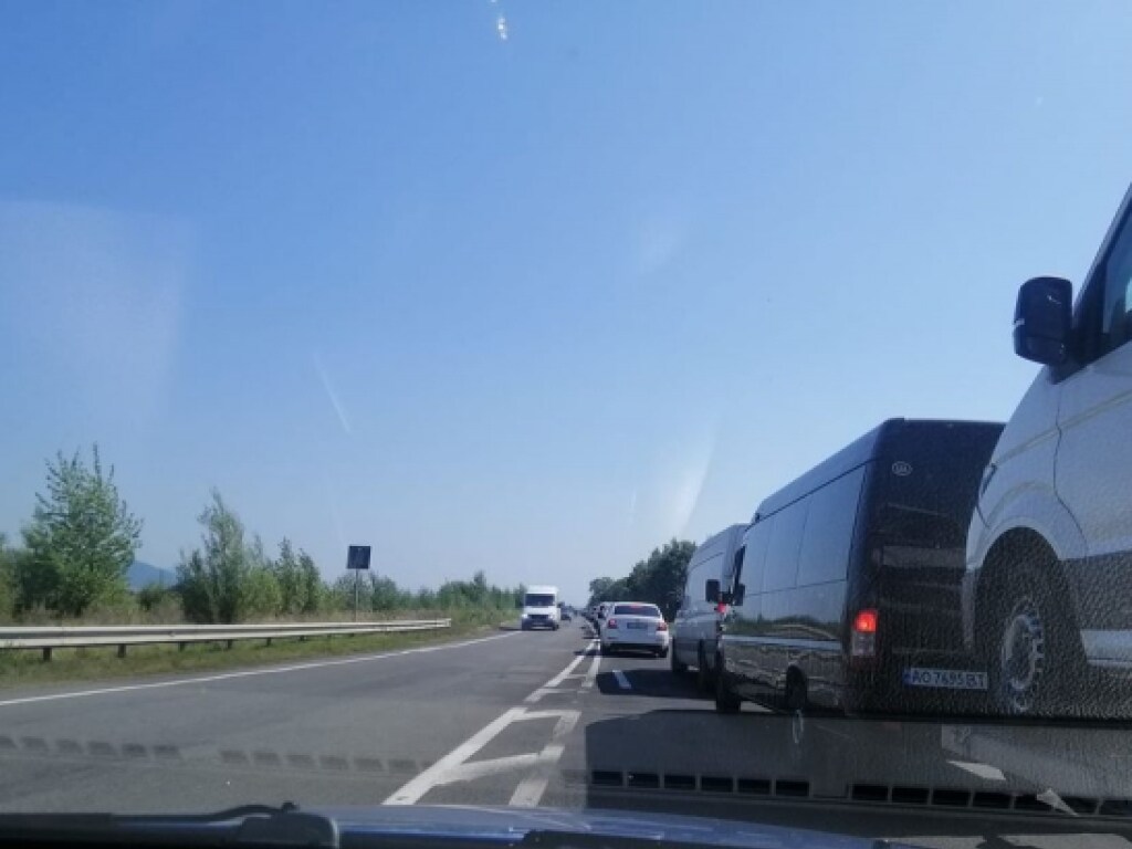 На трассе Киев-Чоп из-за ремонта дороги образовалась большая пробка: что известно (ФОТО)