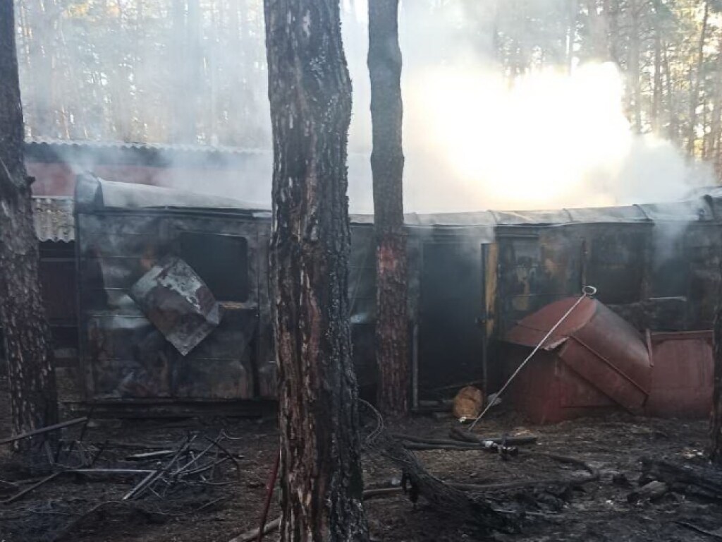 В Харьковской области произошел пожар в железнодорожных вагонах: что известно (ФОТО)