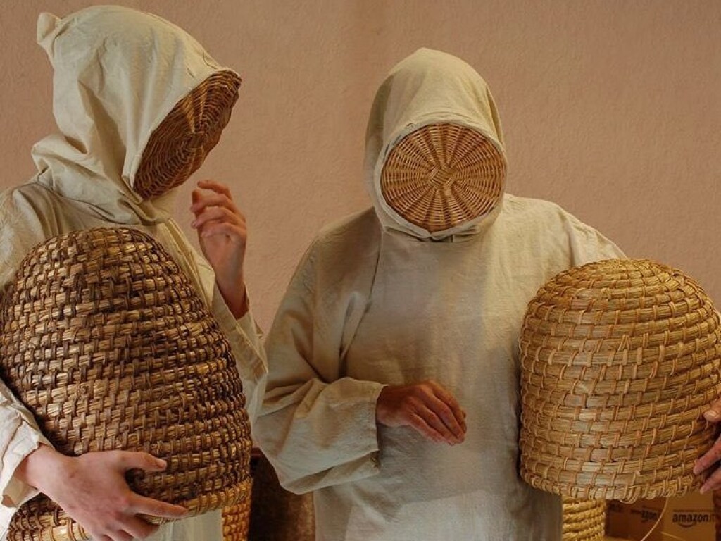 Средневековый костюм пчеловода шокировал пользователей Сети (ФОТО)