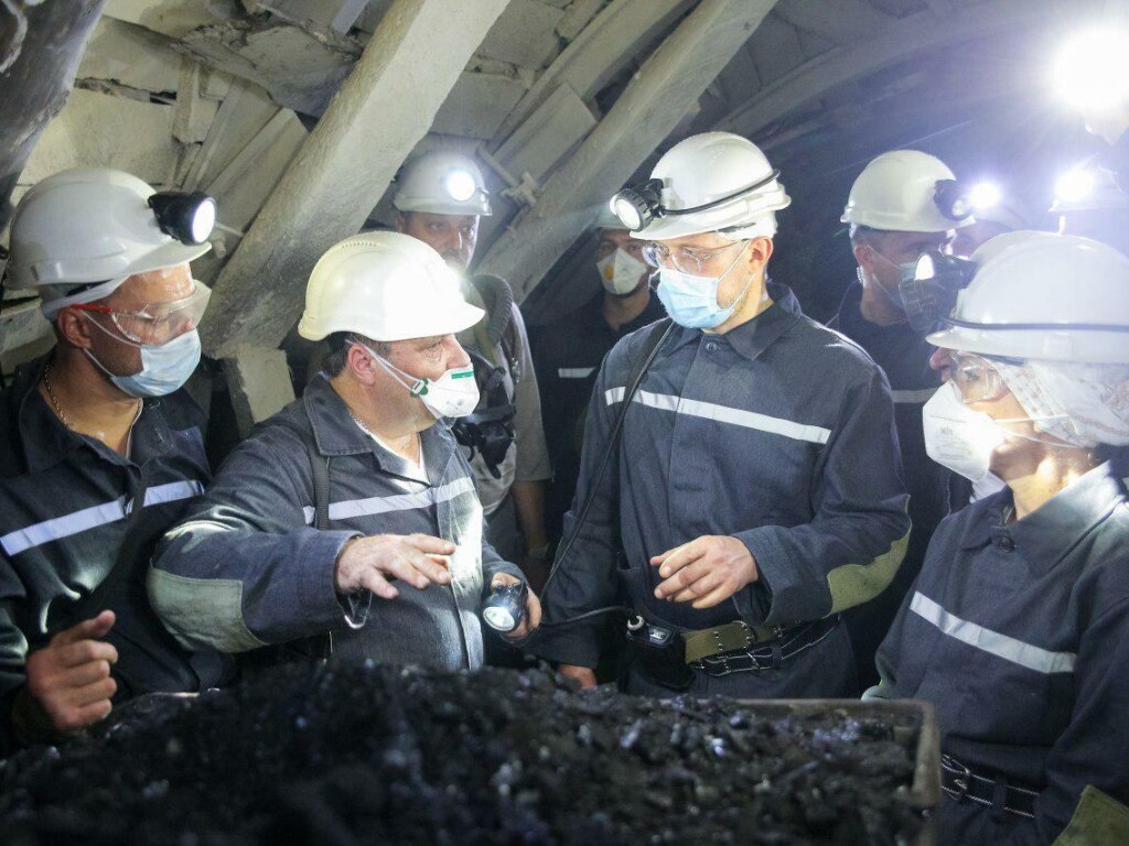 В День Шахтера Шмыгаль приехал на Донбасс: премьер спустился в шахту (ФОТО)