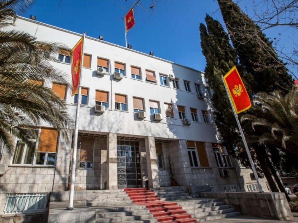 В Черногории проходят местные и парламентские выборы: избиратели с коронавирусом тоже голосуют