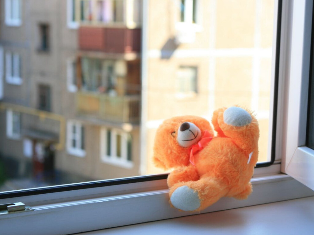 В Одессе из окна высотки с 9 этажа выпал 3-летний мальчик