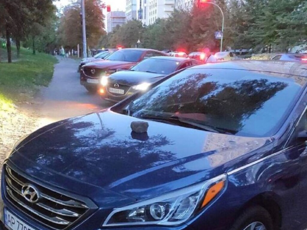 «Спущены колеса и сломаны дворники»: в Киеве прохожие постепенно уничтожают авто «героя парковки» (ФОТО)