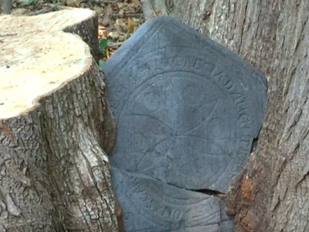 В США пара нашла у дома 300-летнее надгробие с загадочной историей (ФОТО)