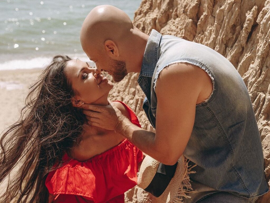 Скалы, море, эксперименты: Супруга Влада Ямы показала романтическое фото с любимым