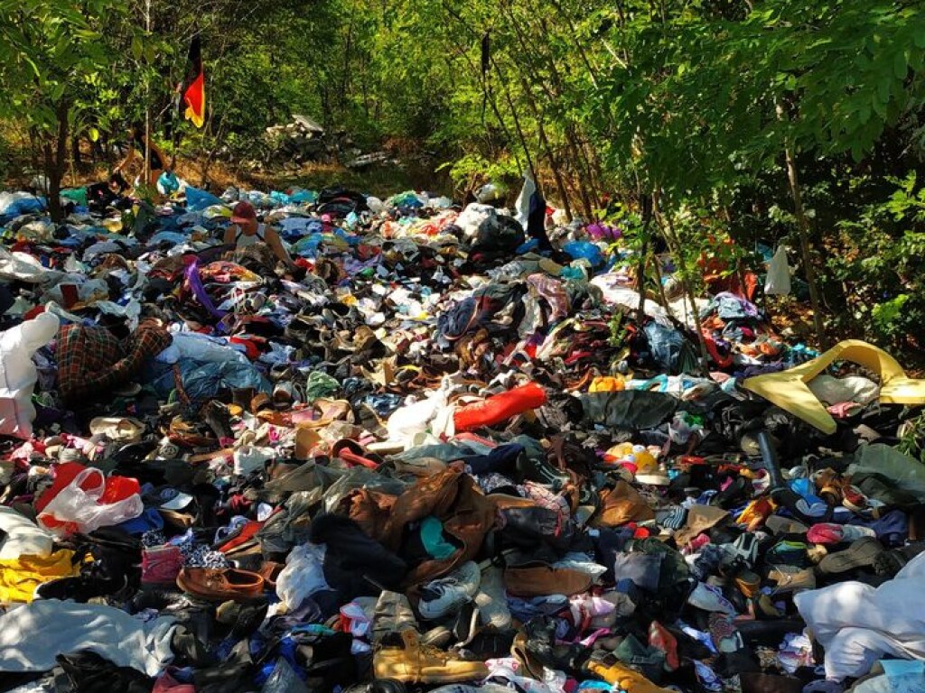 В лесу Днепропетровской области обнаружили свалку из одежды и обуви (ФОТО, ВИДЕО)