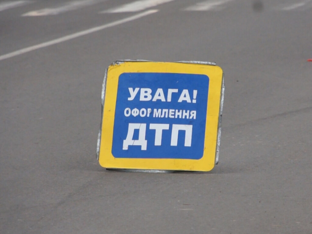 В Киевом из-за столкновения Skoda и Daewoo произошла утечка горючего (ВИДЕО)