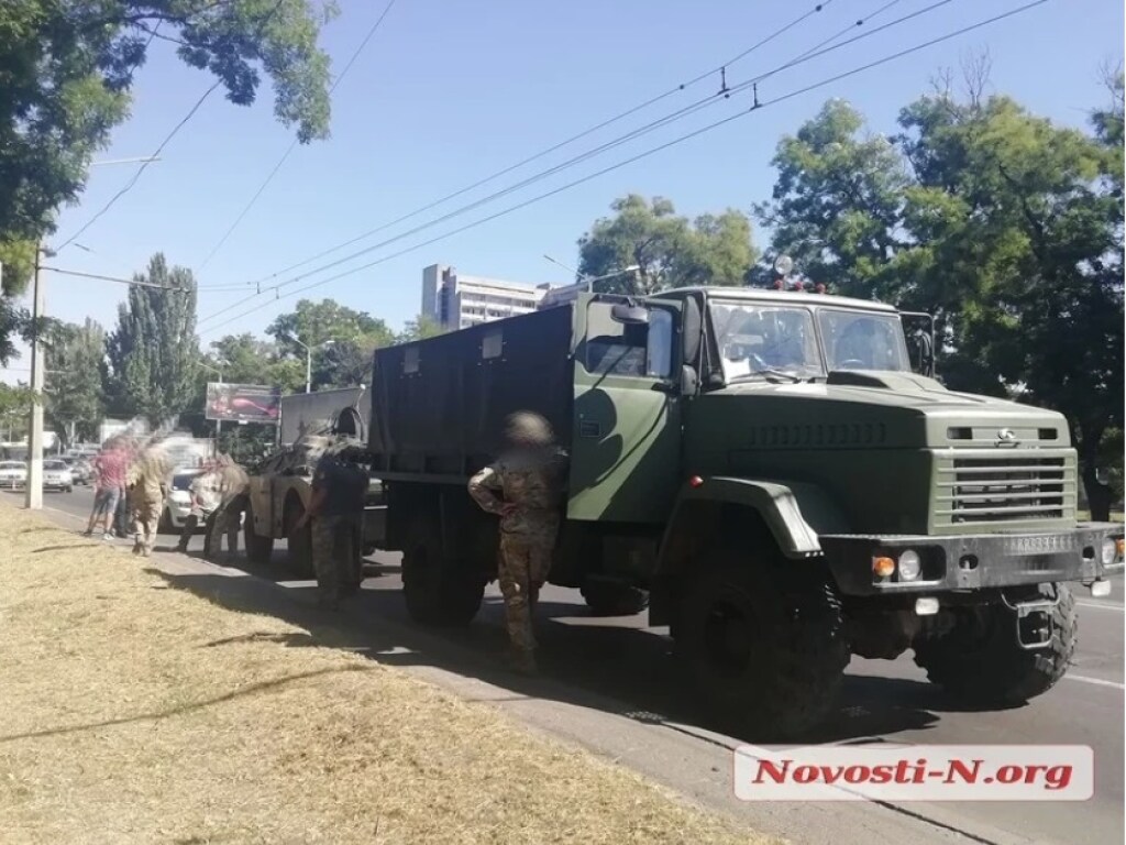 ДТП в Николаеве: столкнулись военный грузовик КрАЗ и Nissan (ФОТО)