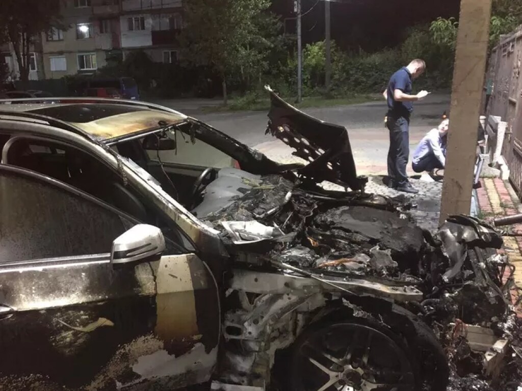 На Закарпатье сгорел Mercedes лидера еврейской общины (ФОТО, ВИДЕО)