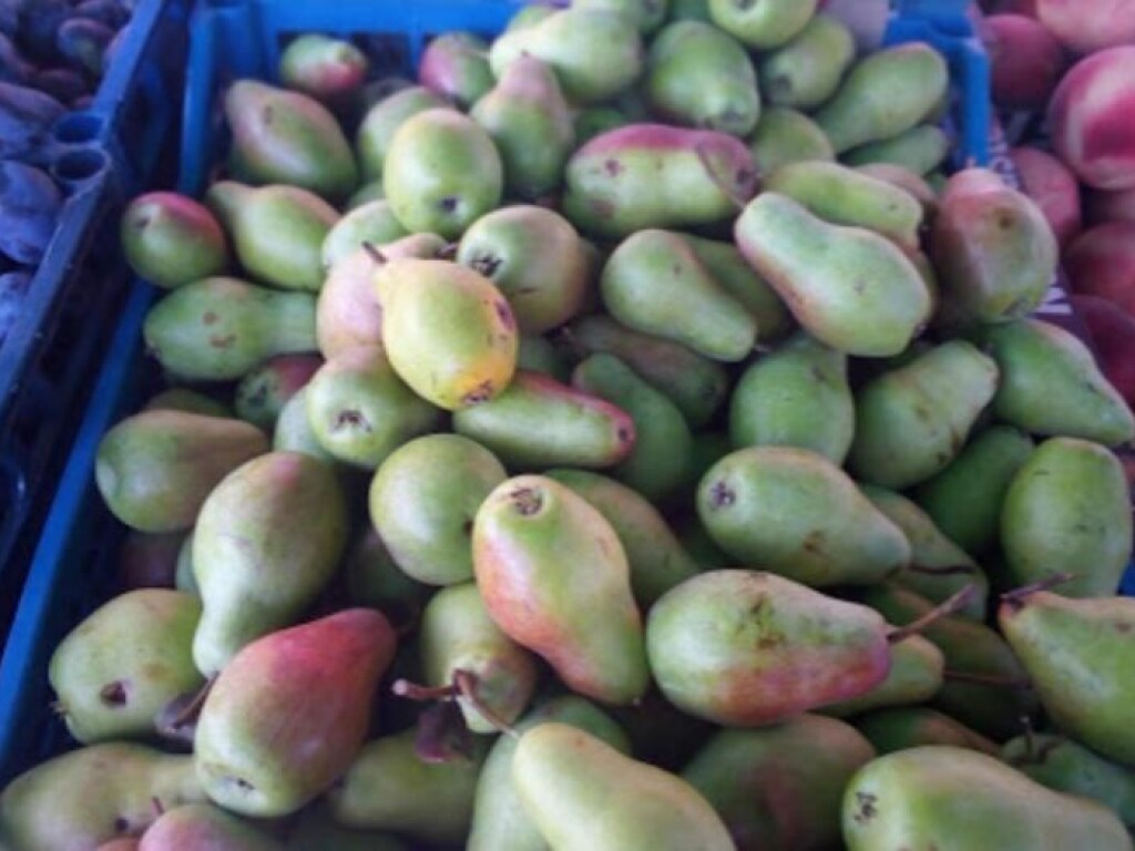 На рынках Киева подешевели малина и груши, в продаже появился новый урожай клубники: обзор цен (ФОТО)