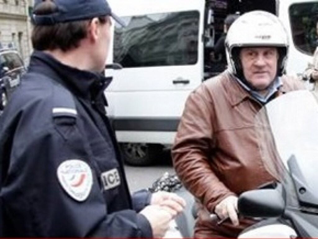 Пьяный Жерар Депардье во Франции нарушил ПДД: полиция конфисковала скутер