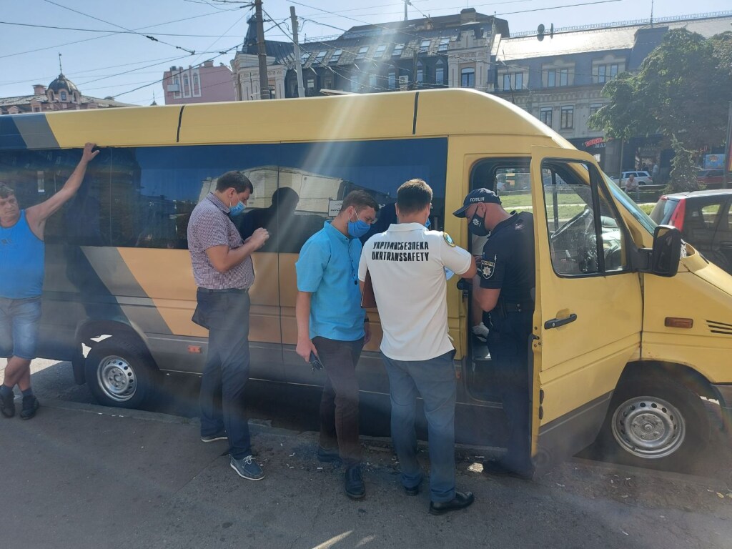 На Подоле в Киеве копы устроили проверки водителей маршруток (ФОТО)