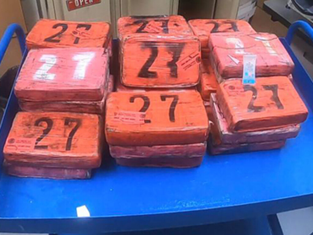 Во время прогулки по пляжу мужчина нашел 35 килограммов кокаина (ФОТО)