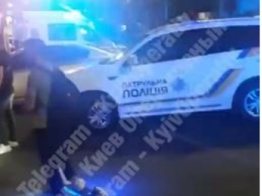 Volkswagen влетел в летнюю площадку кафе в центре Киева, есть пострадавший (ФОТО, ВИДЕО)