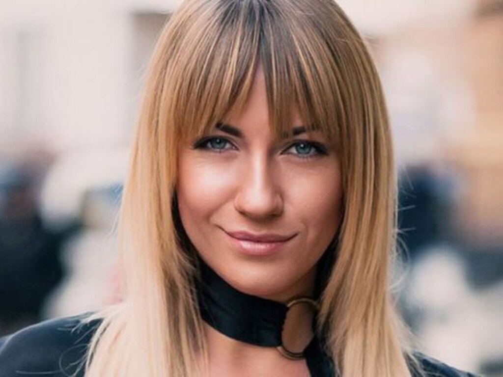 «Куколка»: Леся Никитюк в лимонном платье покорила грацией (ФОТО)