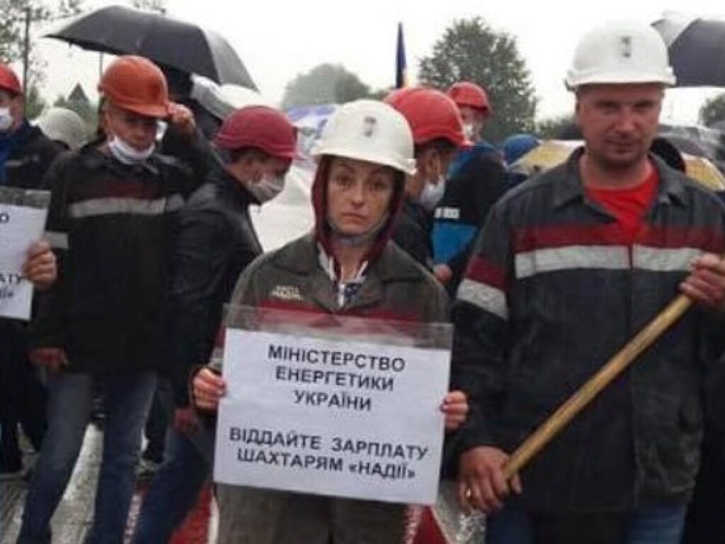 В Львовской области жены шахтеров перекрыли трассу (ФОТО, ВИДЕО)
