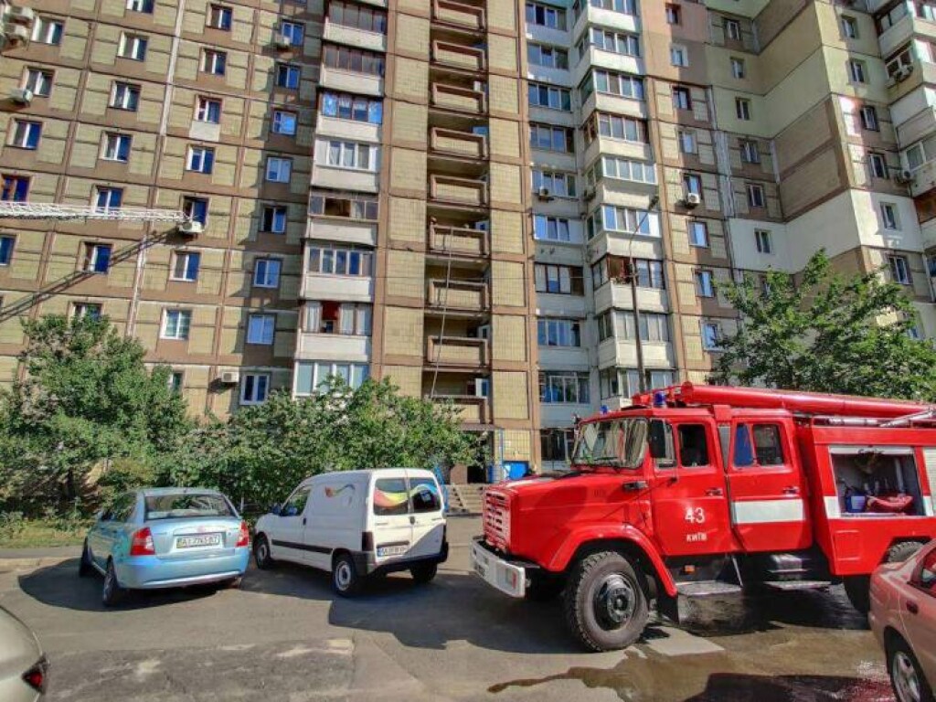 В высотке на столичной Троещине произошел пожар в квартире (ФОТО)