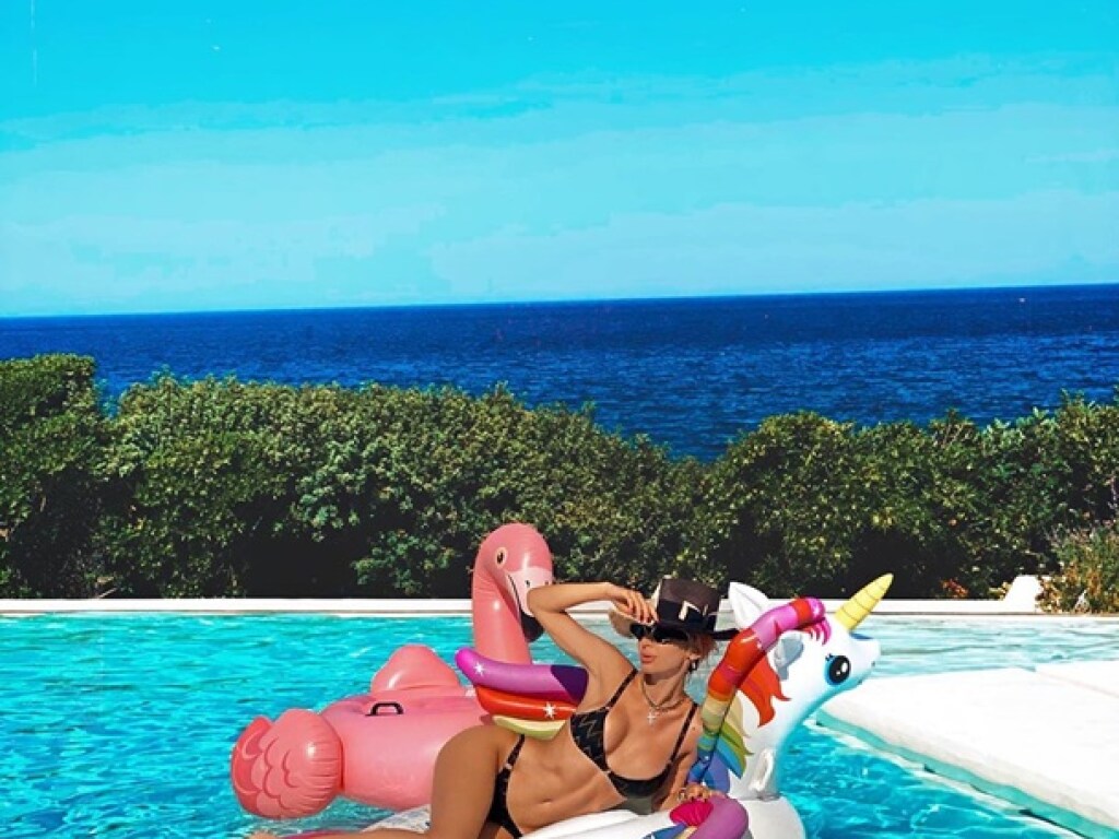 37-летняя Светлана Лобода отдыхала в бассейне с надувным фламинго (ФОТО)