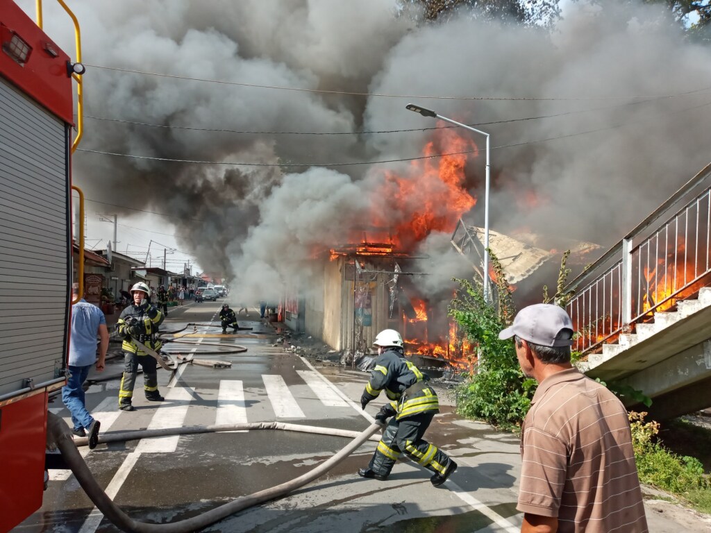 В Коцюбинском под Киевом произошел пожар в торговых павильонах (ФОТО, ВИДЕО)