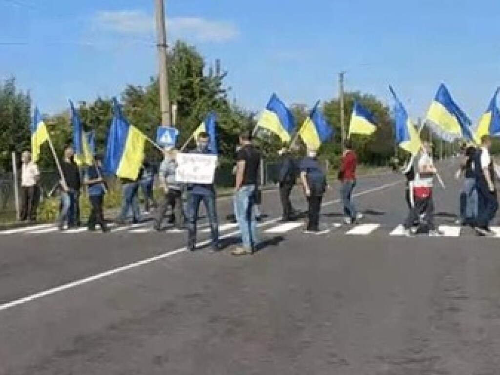 Жители Ивано-Франковской области устроили митинг: требуют отремонтировать дорогу (ФОТО)