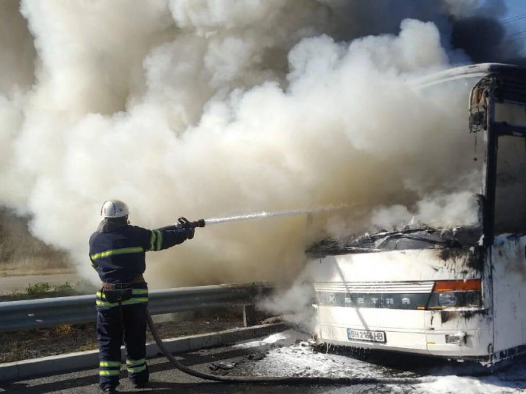 В Киевской области на дороге горел автобус с 20 пассажирами (ФОТО)