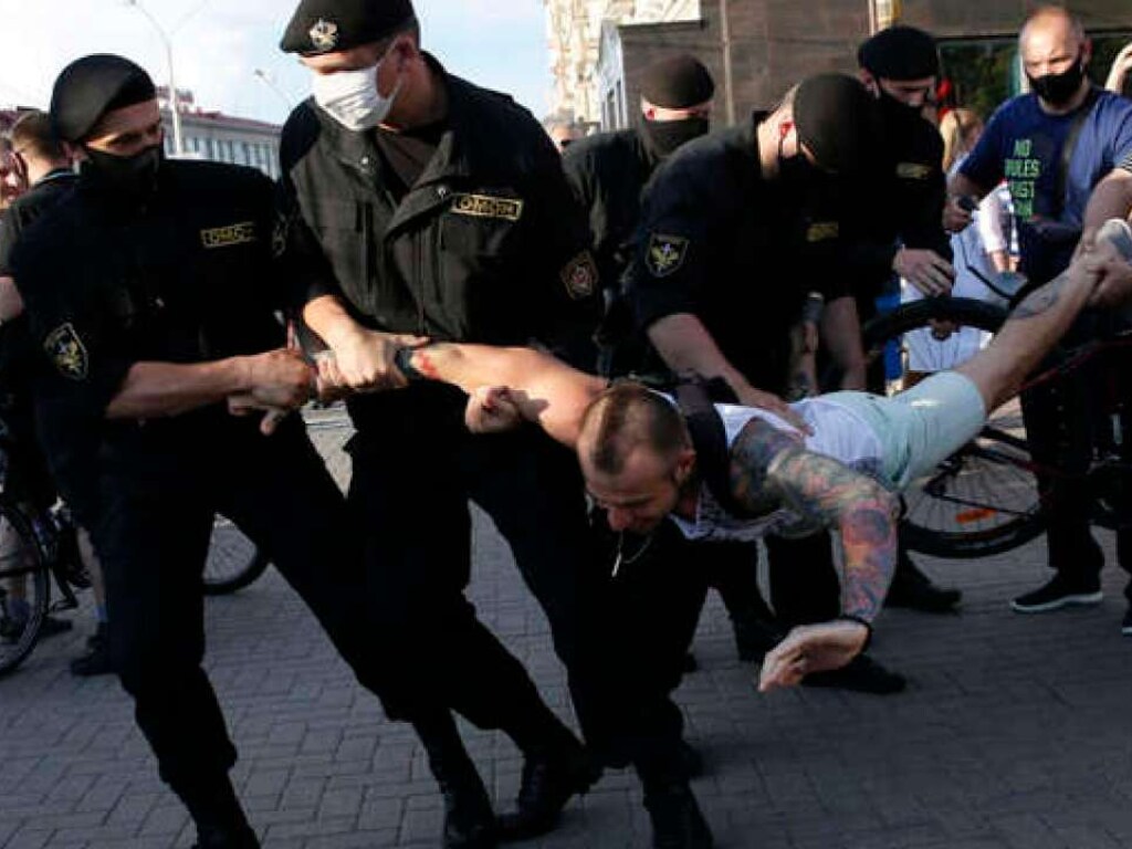 Организаторы уличных протестов толкают Беларусь на рискованный путь евроинтеграции &#8212; СМИ
