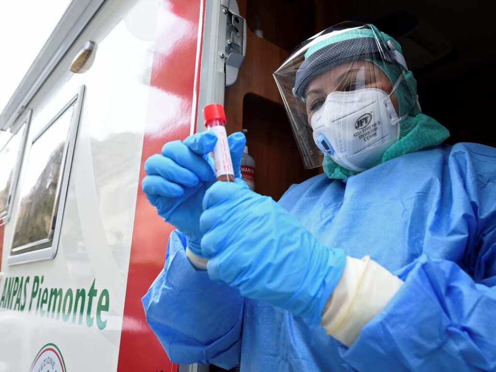 Новый антирекорд: за сутки в Украине выявлено еще 2495 случаев заболевания коронавирусом