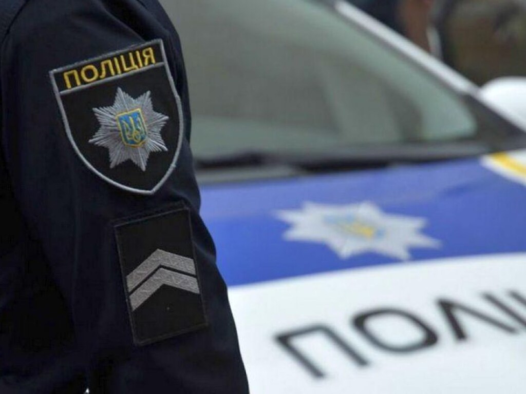 В Сумской области полицейский угрожал пистолетом женщине с ребенком из-за отсутствия масок
