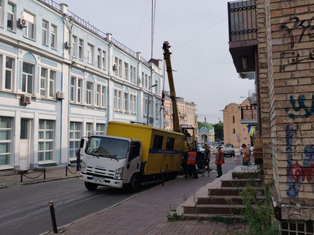 В центре Киева авто коммунальщиков провалилось под асфальт (ФОТО)