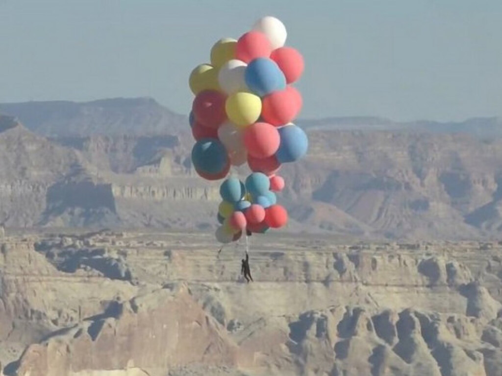 Американский фокусник пролетел на высоте 7600 метров на связке из 52 гелиевых шаров (ФОТО, ВИДЕО)