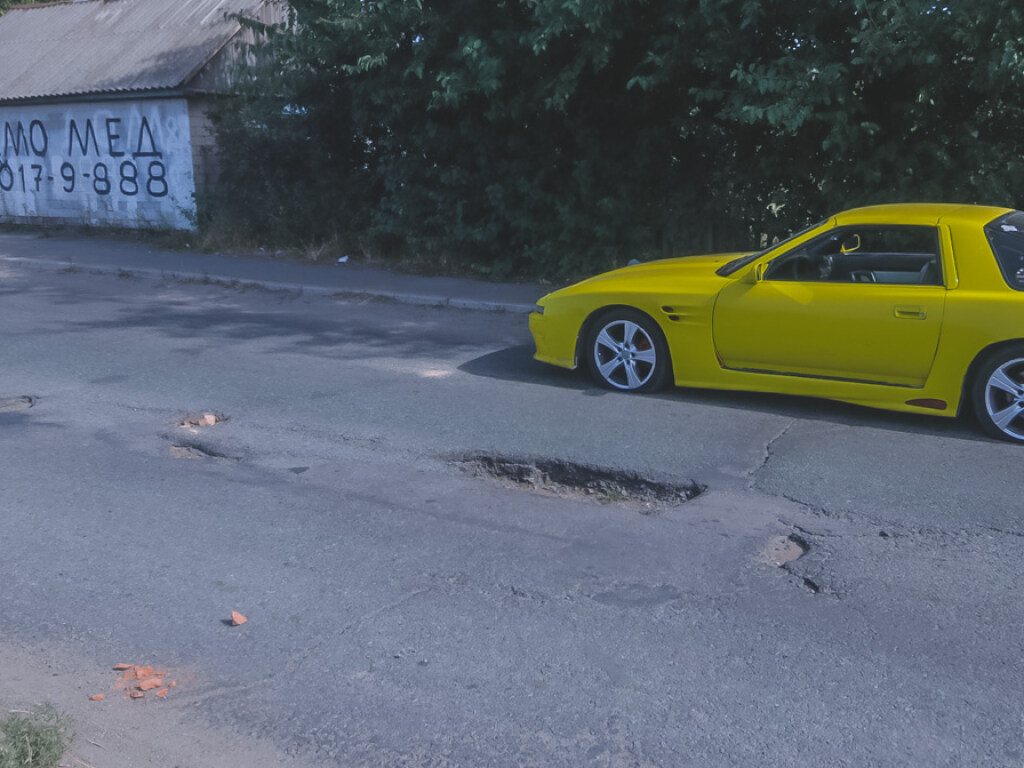 Под Днепром водитель Toyota порвал два колеса на «убитой» дороге (ФОТО)