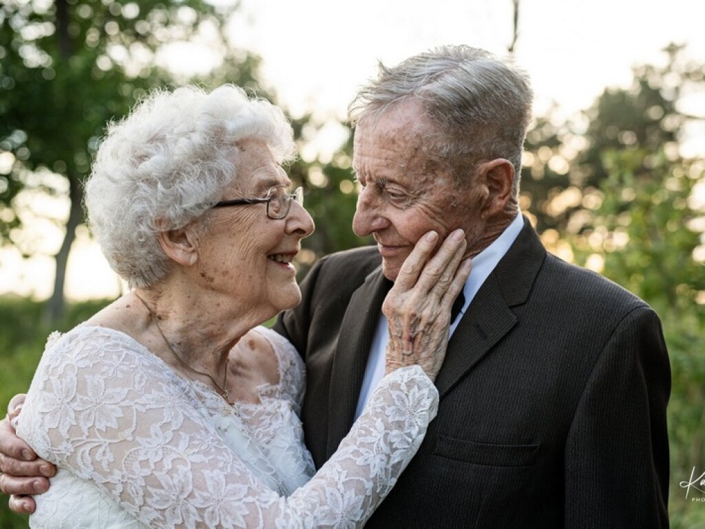 Вместе 60 лет: влюбленные отпраздновали юбилей фотосессией в своих свадебных нарядах (ФОТО)