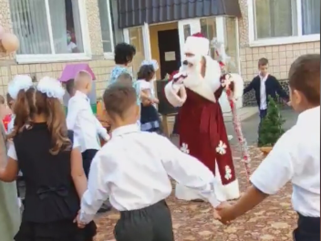 В Кривом Роге в школу на 1 сентября пришел Дед Мороз (ФОТО, ВИДЕО)