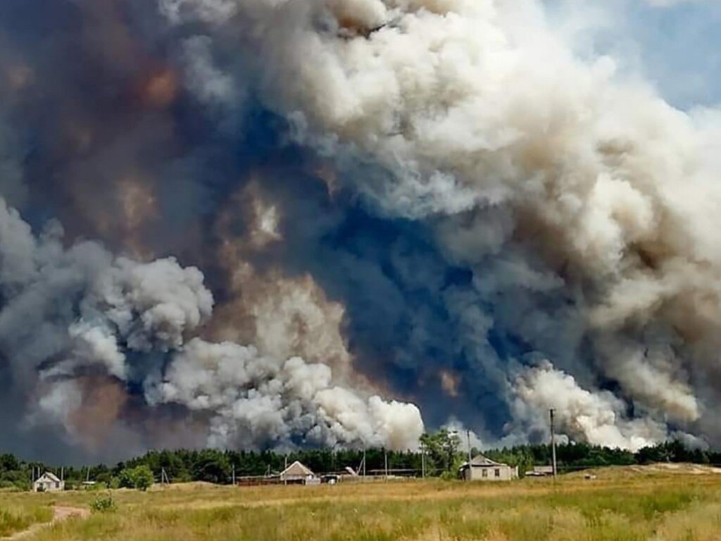 В Харьковской и Луганской области пылают мощные пожары: есть жертвы (ВИДЕО)