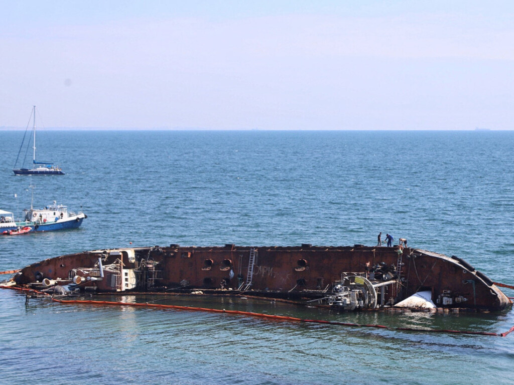 Суд наложил арест на затонувший танкер Delfi