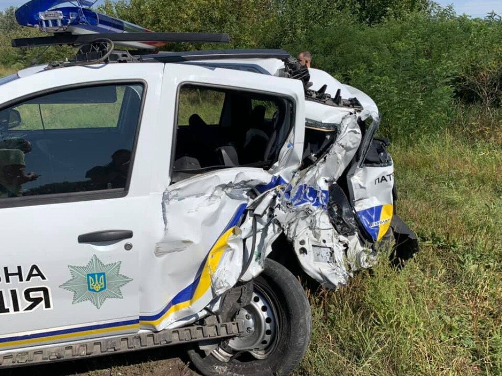 В Киевской области фура на большой скорости влетела в патрульное авто (ФОТО)