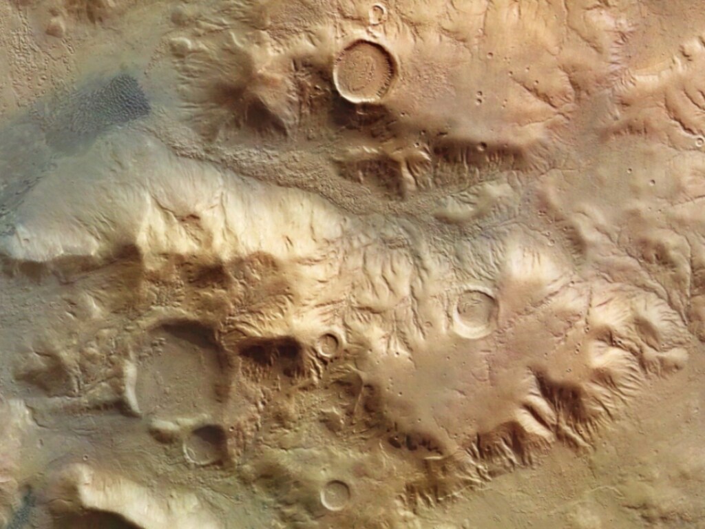 Новые снимки Марса помогли  раскрыть историю древнейших гор (ФОТО)