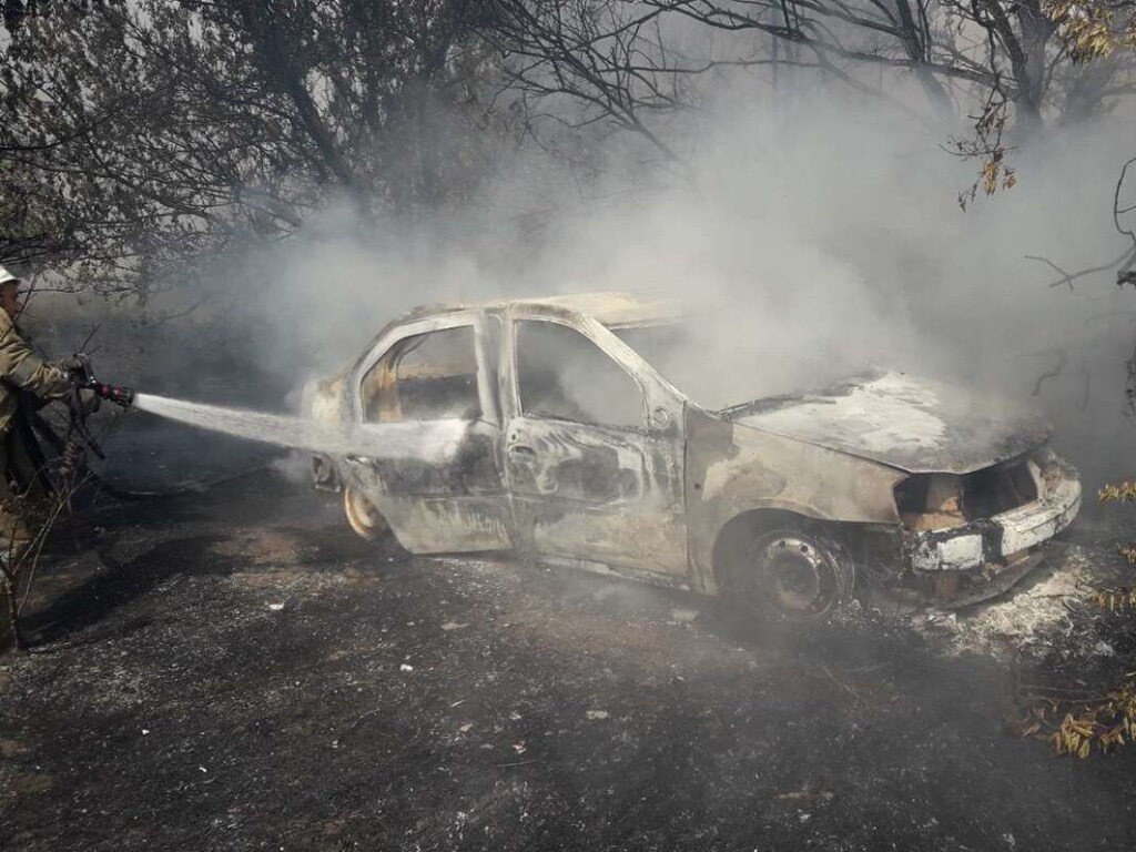 Под Днепром во время тушения сухой травы обнаружили труп мужчины в горящей машине (ФОТО)