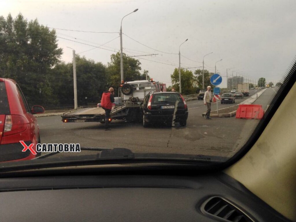 В Харькове иномарка врезалась в эвакуатор: на дороге образовалась пробка (ФОТО)