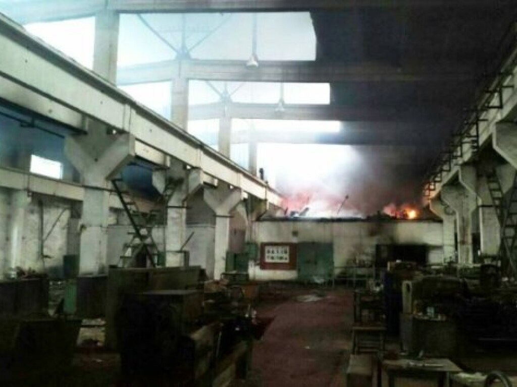 В Одесской области огонь с горящего завода перекинулся на здание (ФОТО)