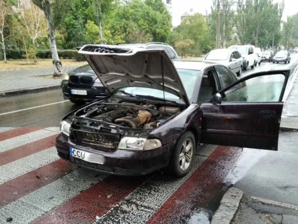 Столкнулись три авто: в Николаеве военный за рулем Audi спровоцировал ДТП (ФОТО)