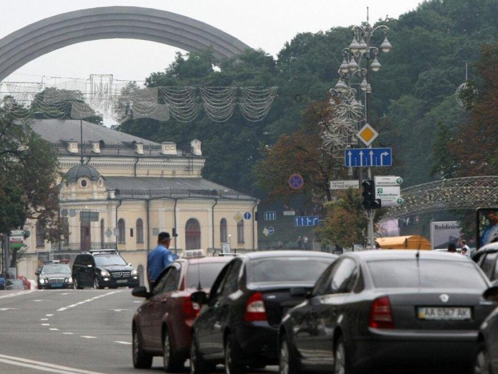 Утром в Киеве на четырех мостах возникли автомобильные пробки (КАРТА)
