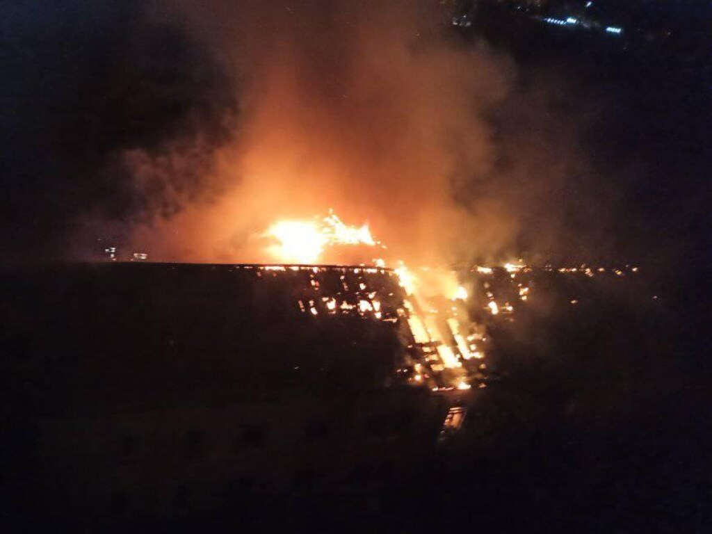 В Киеве горело заброшенное здание (ФОТО, ВИДЕО)