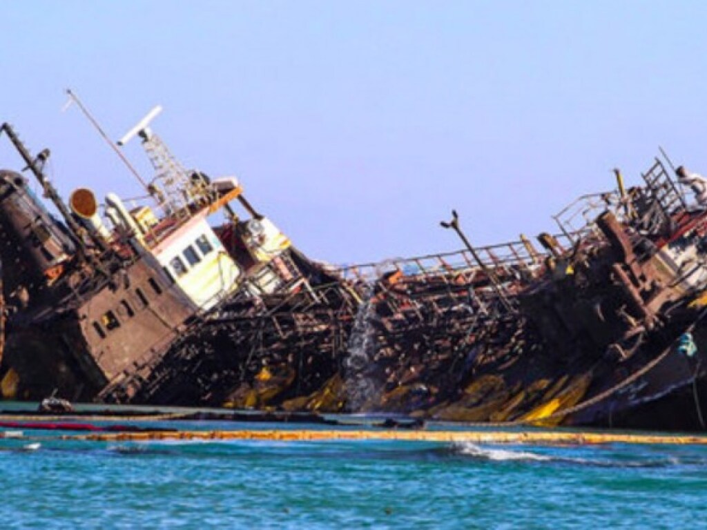 С затонувшего в Одессе танкера Delfi произошел новый разлив нефти (ФОТО)