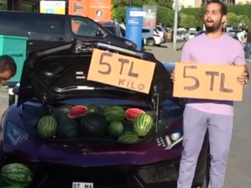 Загадочный мужчина продает арбузы по бросовой цене со спорткара Lamborghini (ФОТО, ВИДЕО)