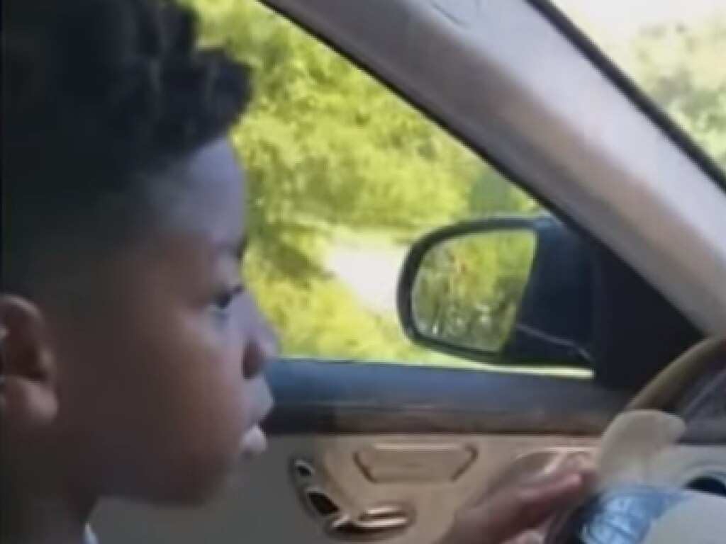 11-летний мальчик сел за руль для спасения своей бабушки и прославился на весь мир (ФОТО)
