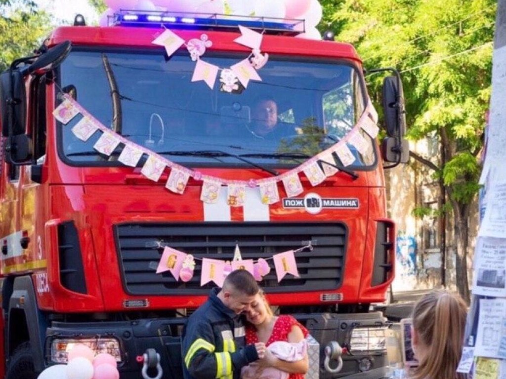 Одесский пожарный нашел способ приятно удивить свою жену в роддоме (ФОТО)