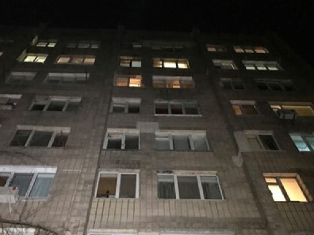 В Киеве на Глушкова погибла гражданка Турции: выпала из окна жилого дома (ФОТО, ВИДЕО)