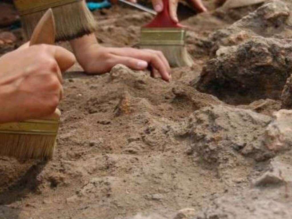 Археологи нашли могилы «великанов» возле Керчи